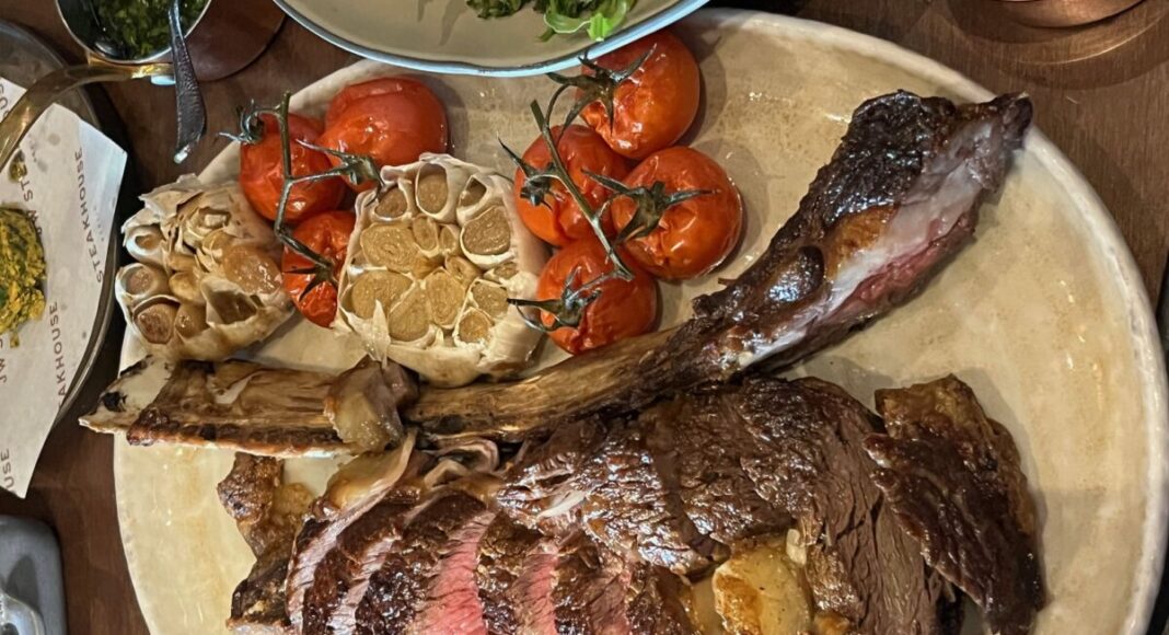 Tomahawk Steak im JW Steakhouse des JW Marriott Berlin