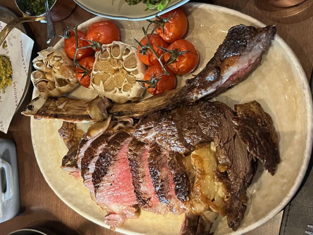 Tomahawk Steak im JW Steakhouse des JW Marriott Berlin